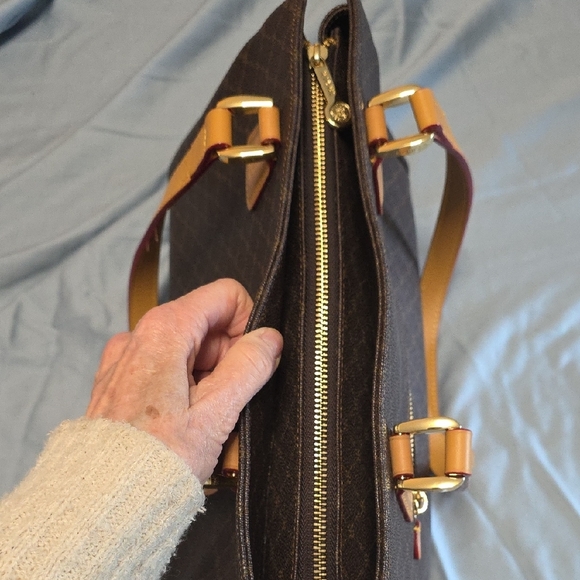 Rioni Signature East-West Shoulder Bag - Picture 14 of 16